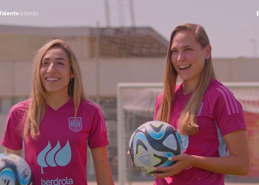Irene Guerrero y Olga Carmona, jugadoras de la selección española de fútbol femenino