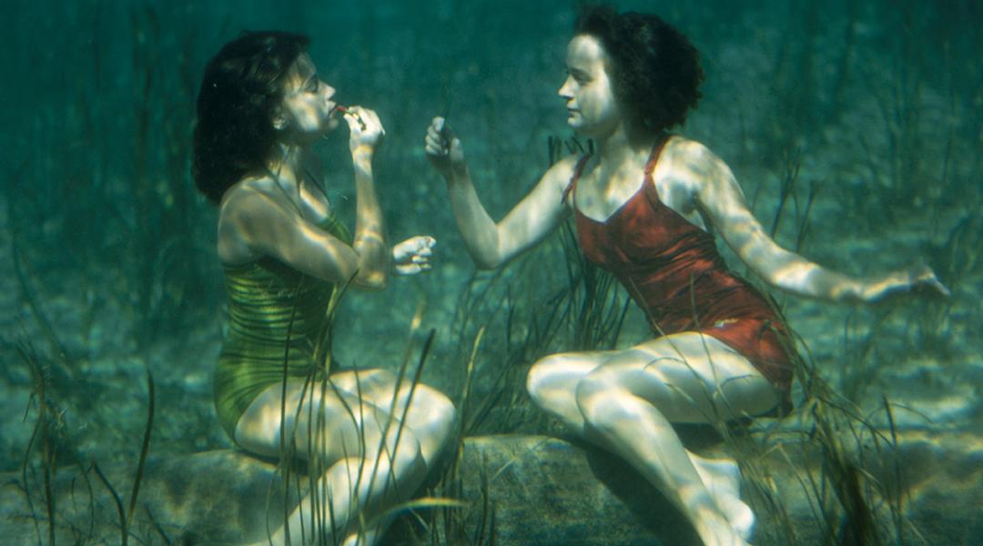 Dos artistas se pintan los labios bajo el agua