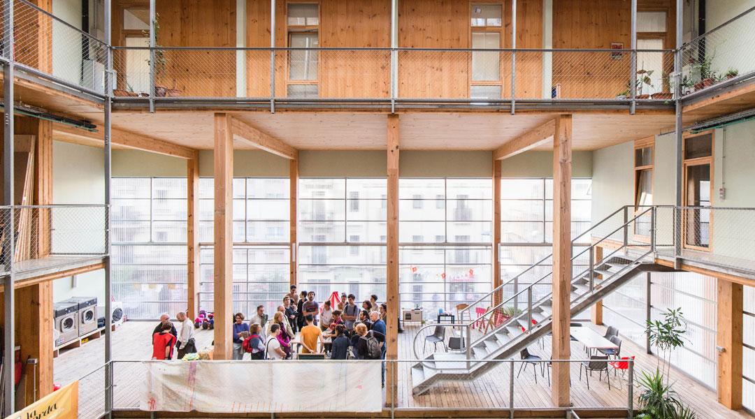 El diseño —del colectivo de arquitectos Lacol— de La Borda, en Barcelona, promueve la vida comunitaria.