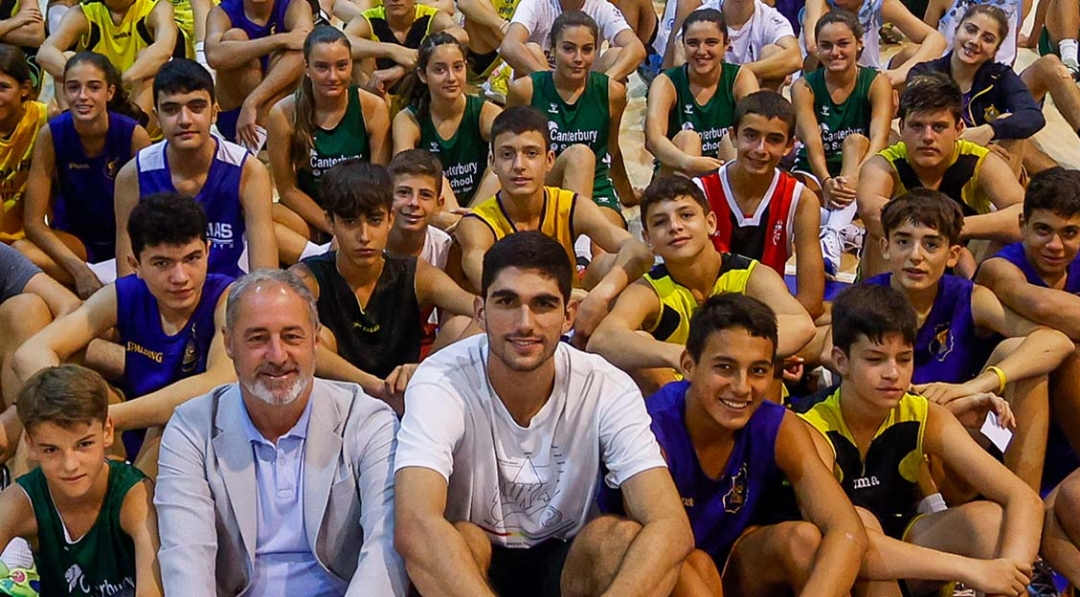 Last July, Santi Aldama shared practice with 60 young players at the Gran Canaria Arena