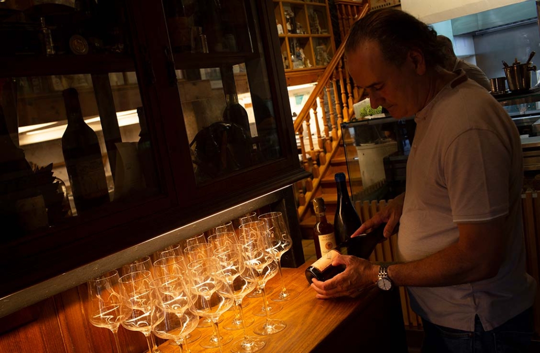 At Bodega Cigaleña, Andrés Conde Laya organises wine tasting sessions