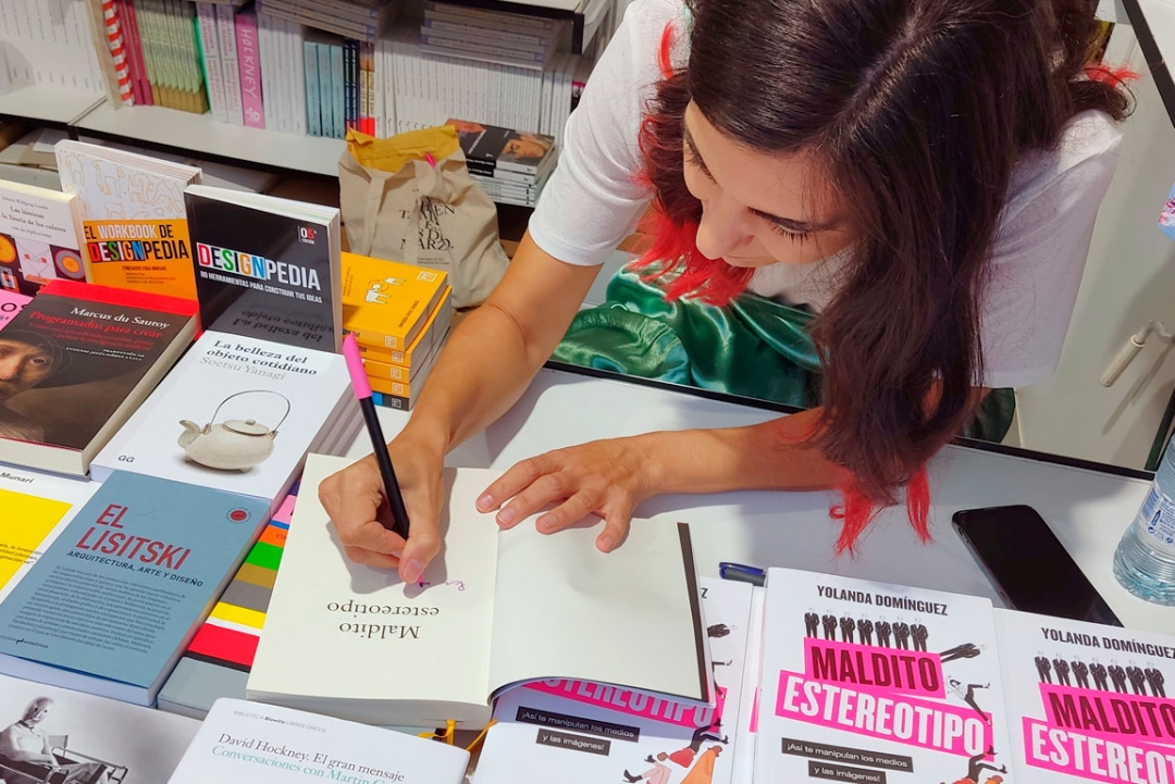 Yolanda Domínguez, at the Madrid Book Fair, signing a copy of ‘Maldito estereotipo’