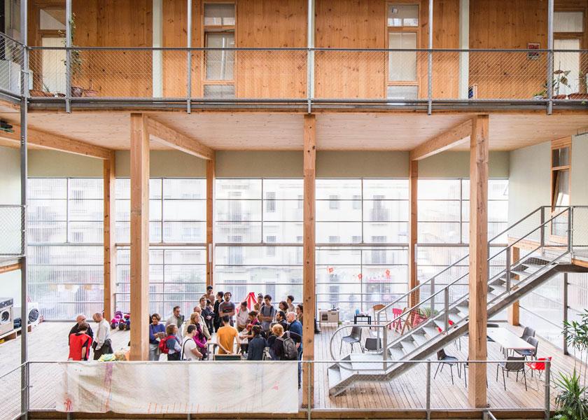 El diseño —del colectivo de arquitectos Lacol— de La Borda, en Barcelona, promueve la vida comunitaria.