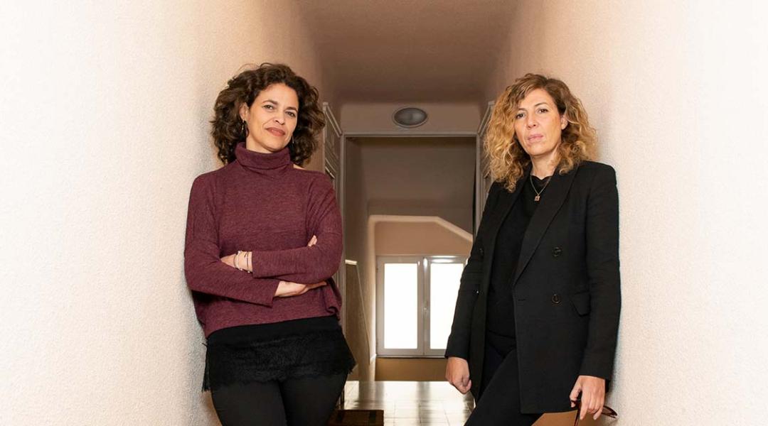 Yolanda Serrano (izquierda) y Eva Leira (derecha) posan a las puertas de su oficina en Madrid.