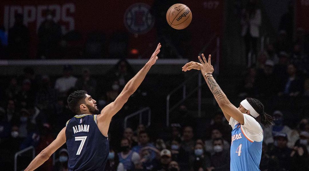 Santi Aldama intenta taponar un lanzamiento de Brandon Boston Jr. durante un partido de la NBA