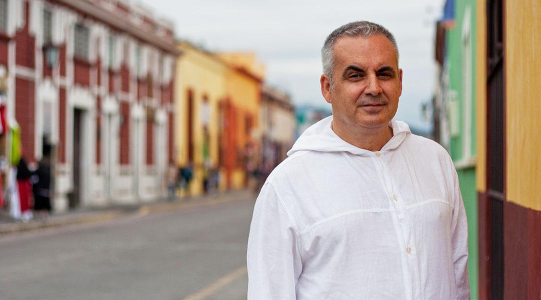 El pintor Pepe Carretero refresca el panorama cultural de Madrid con la muestra ‘Flores de este mundo’.