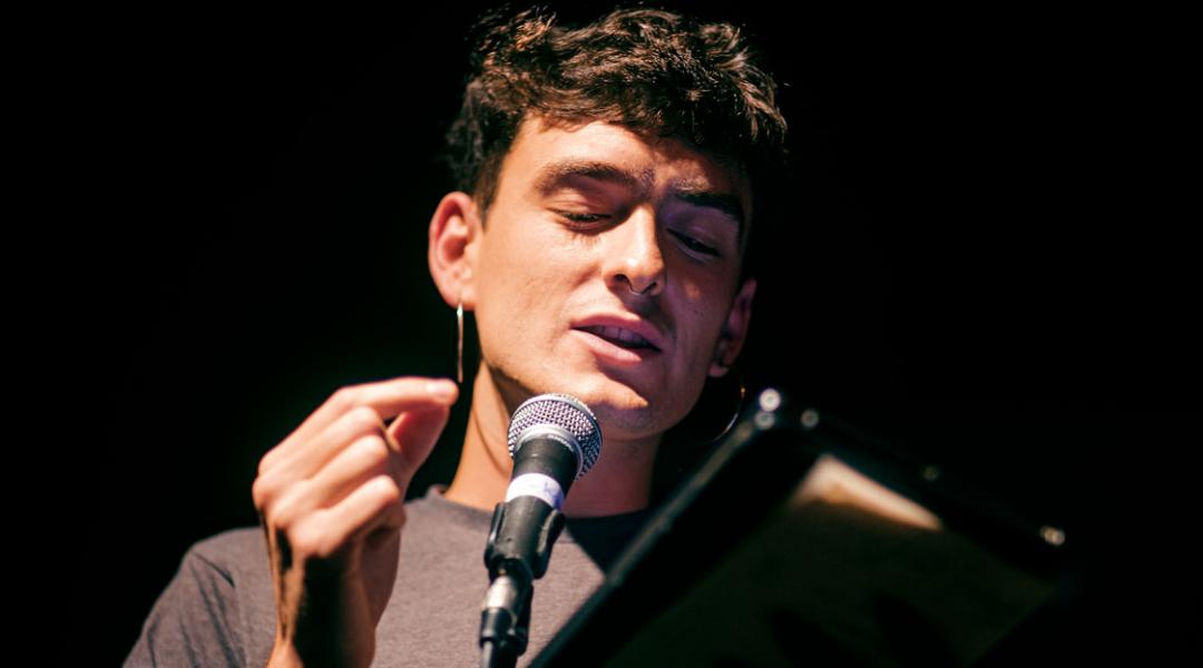 Writer Pol Guasch, winner of the Festival Eñe Talento a bordo Award, during a poetry reading