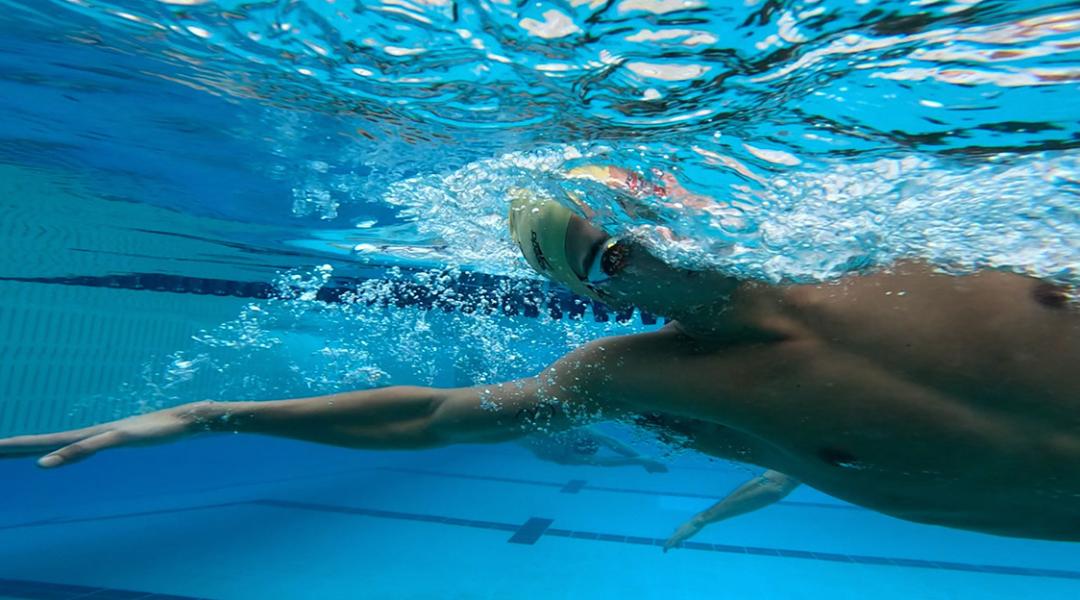 Hugo González swimming