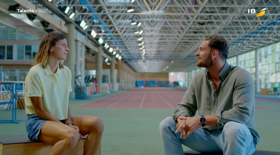 Irene Escribano y Niko Shera, deportistas del Equipo Iberia Talento a bordo