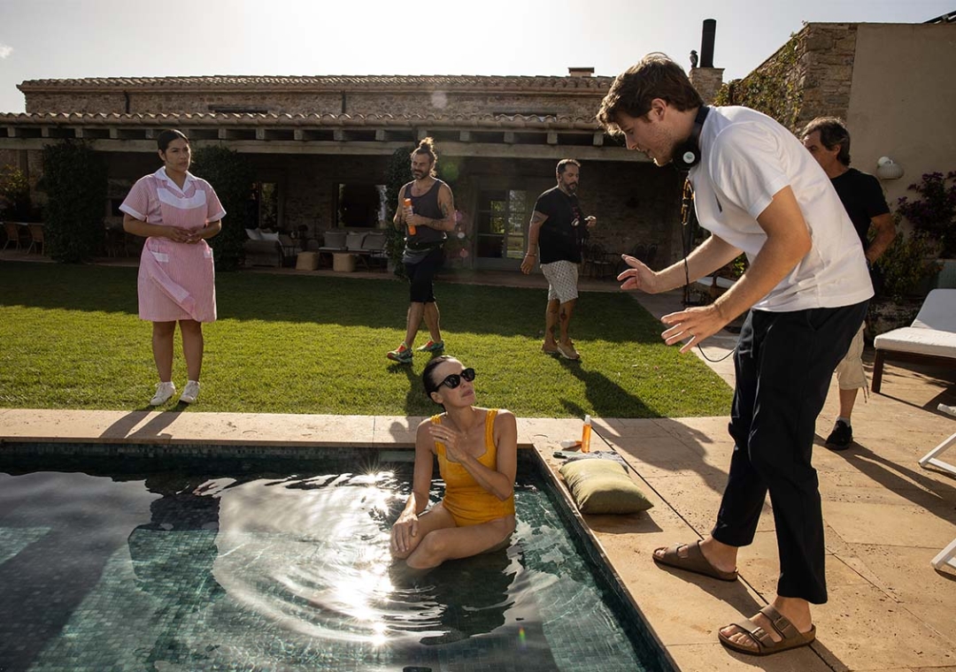 Miguel Faus, director of 'Calladita' talks to Ariadna Gil during the first day of shooting