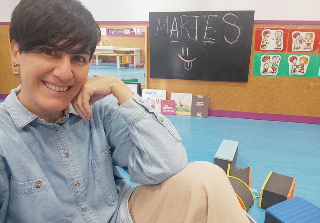 Mirian Galán en el aula donde cada día, de lunes a viernes, educa a niños y niñas menores de tres años