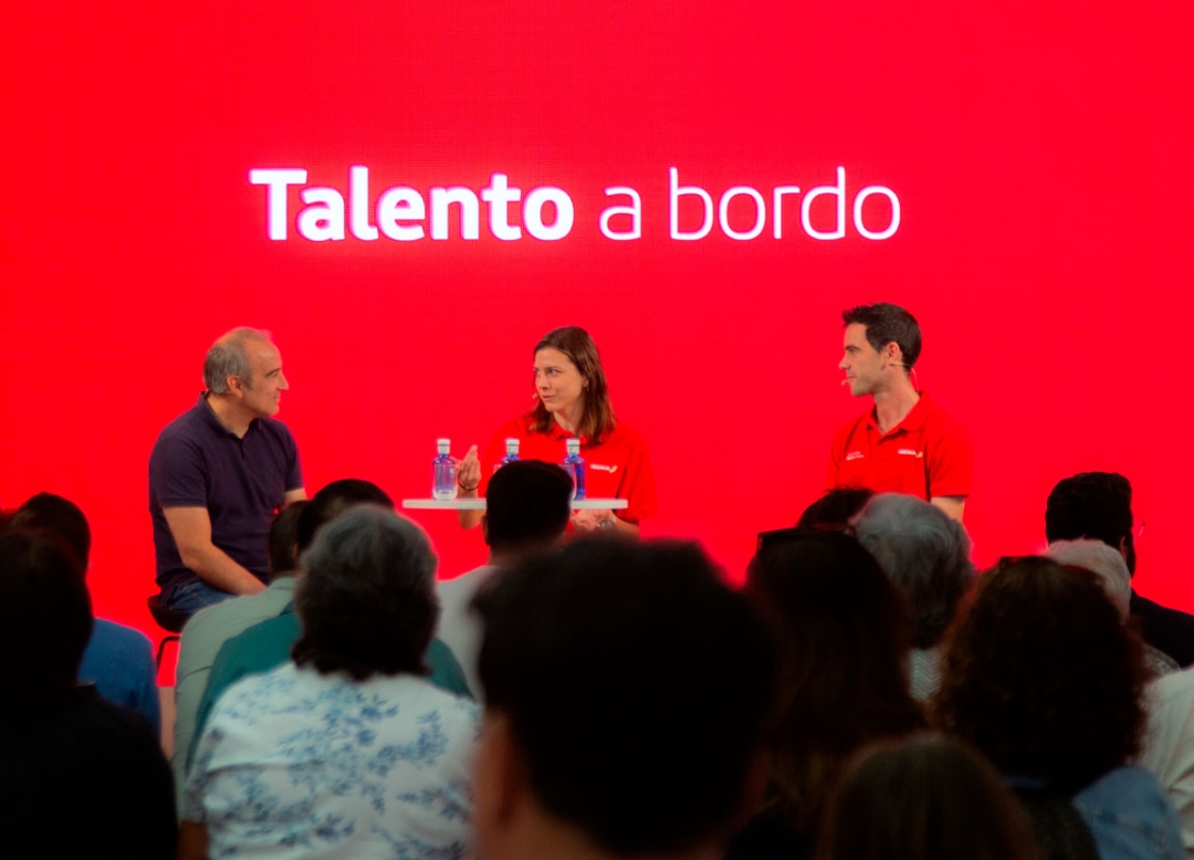 Irene Sánchez-Escribano y Diego García Carrera are members of the Iberia Talento a bordo Team