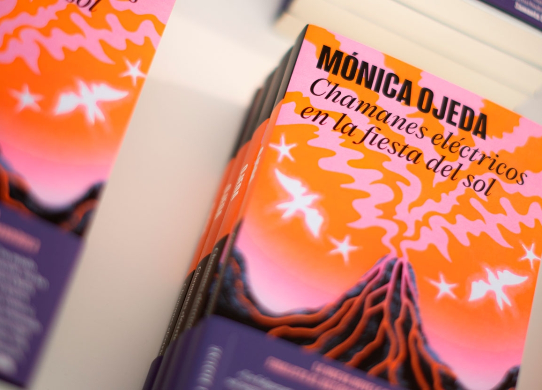 ‘Chamanes eléctricos en la fiesta del sol’ es la última novela de la escritora Mónica Ojeda