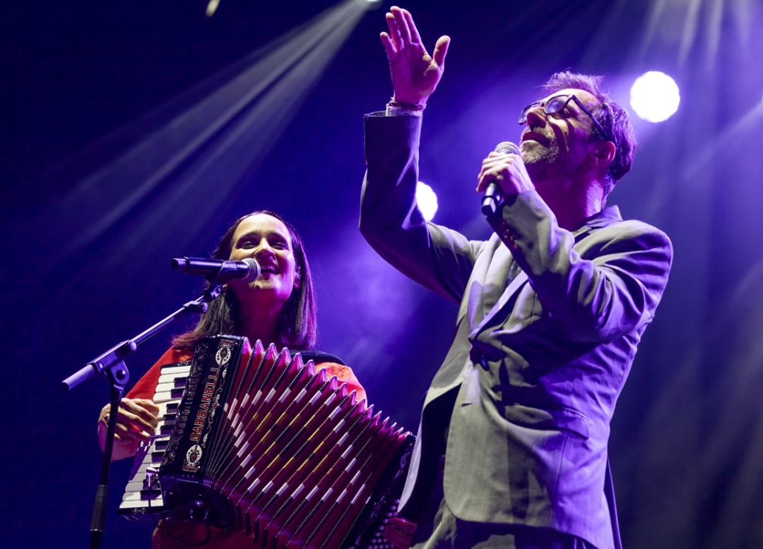 Julieta Venegas y Kevin Johansen reivindicaron sus raíces latinas en el festival madrileño