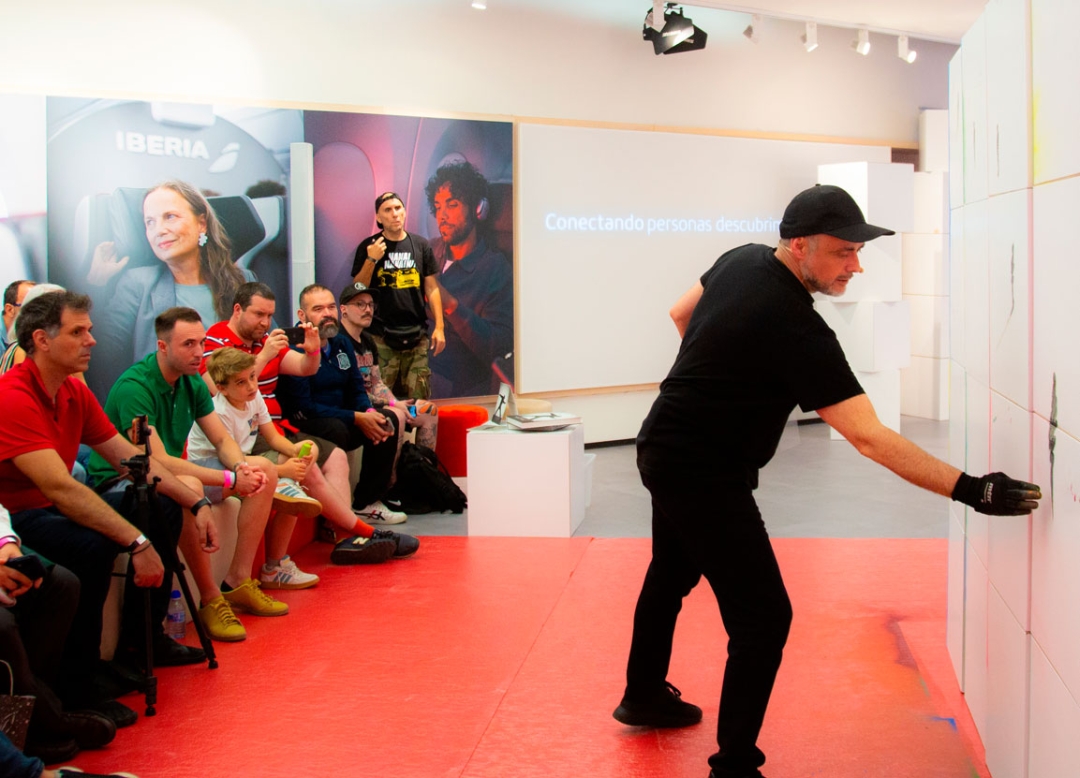 Suso33 starts his creative process under the watchful eye of the audience at Espacio Iberia